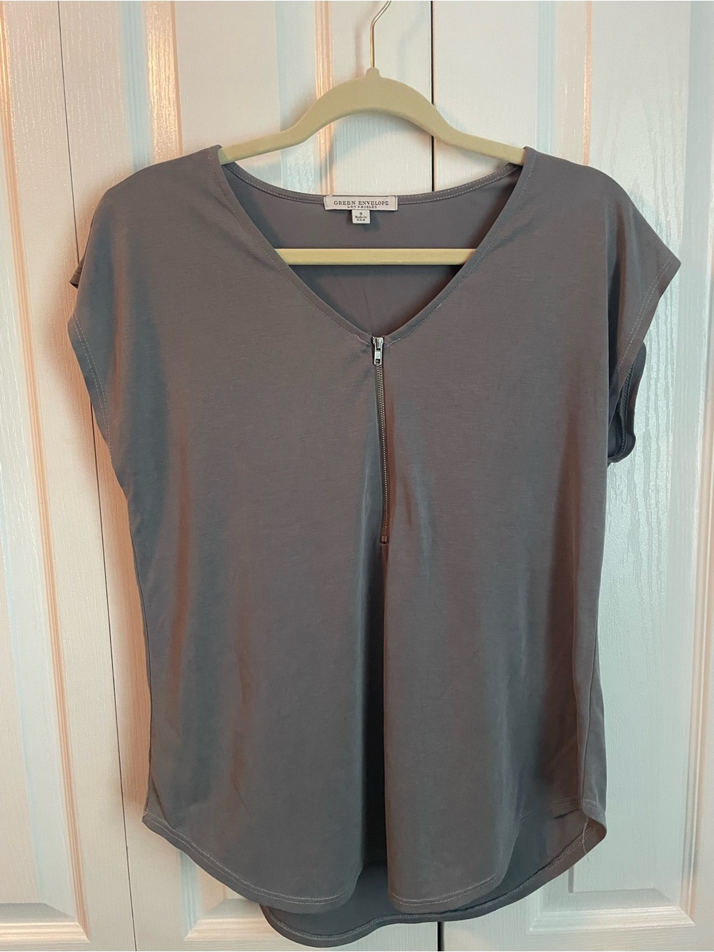 Green Envelope Gray Short Sleeve V-Neck Top with Front Zip